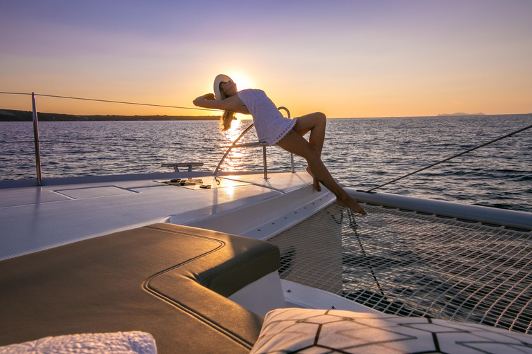 Santorini:Excursión privada en catamarán con barbacoa y bebidas ilimitadasCrucero en Catamarán al Atardecer hasta 10 personas