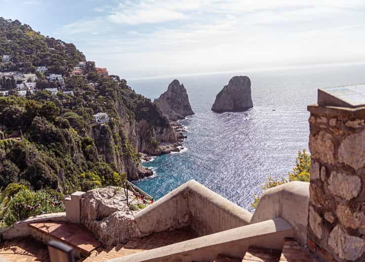 Capri: Faraglioni und Grotten mit Guided Island Tour