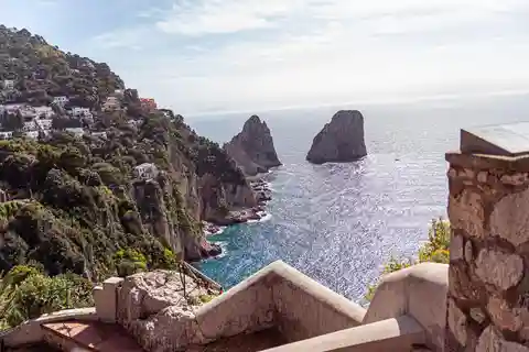 Capri: Faraglioni en grotten met rondleiding op het eiland