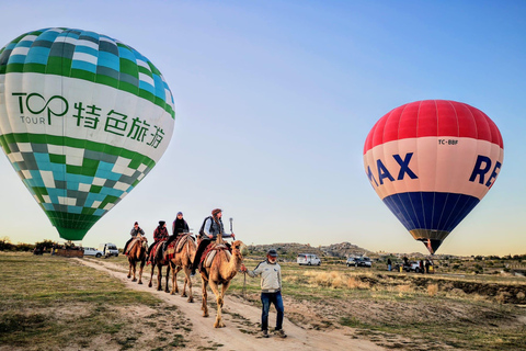 Cappadocia: giro in cammello all&#039;alba con mongolfiereCappadocia: giro in cammello al tramonto