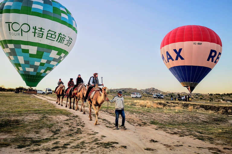 Cappadocia: giro in cammello all&#039;alba con mongolfiereCappadocia: giro in cammello al tramonto
