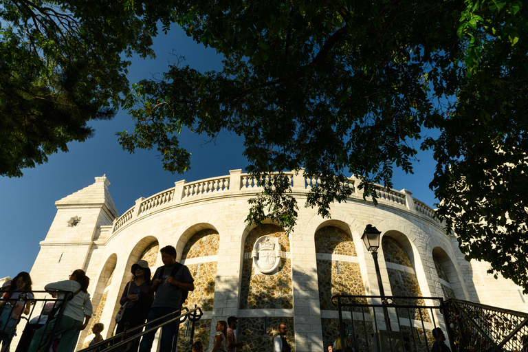 Paris: Experience the romance of Montmartre on a walk with a pro photographer Paris: Experience romance in Montmartre, a walk with a photographer in English