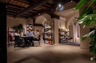 Weinprobe mit Wurstwaren und Käse im Stadtzentrum von Siena