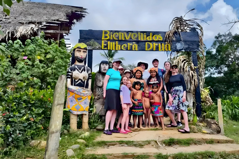 Excursión a la aldea Embera y a la selva tropical de las cataratas con almuerzo y servicio de recogidaRecogida en el Hotel Playa Bonita