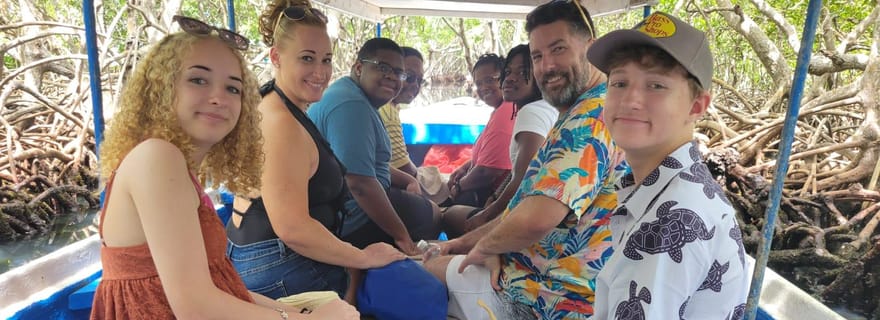 Tunnel de la mangrove de Roatan, rencontre avec la faune et la flore, dégustation de produits alimentaires