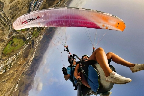 Tandem-paraglidingvlucht in Tenerife.Bronzen vlucht 800 meter opstijgen, 15-20 minuten vliegen