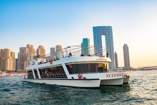Visit Dubai Marina Dinner Cruise with Drinks & Live Music in Dubái