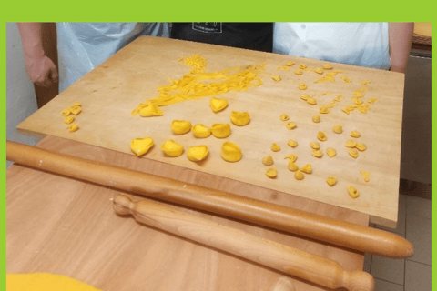 Bologna: Private Pasta cooking class with a real "Sfoglina"