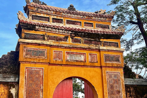 Viagem privada ao desfiladeiro de Hai Van, Hue imperial e túmulo