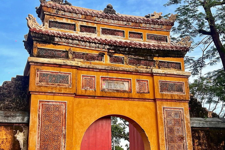 Viagem privada ao desfiladeiro de Hai Van, Hue imperial e túmulo