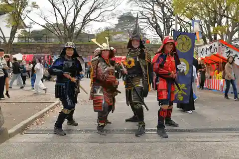 大阪城 侍の鎧を着用したプライベートガイドツアー