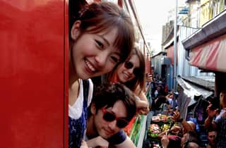 Mae Klong Railway & Damnoen Saduak – Tagestour zum Sonderpreis