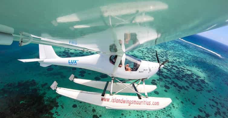 Hydravion privé au-dessus des lagons
