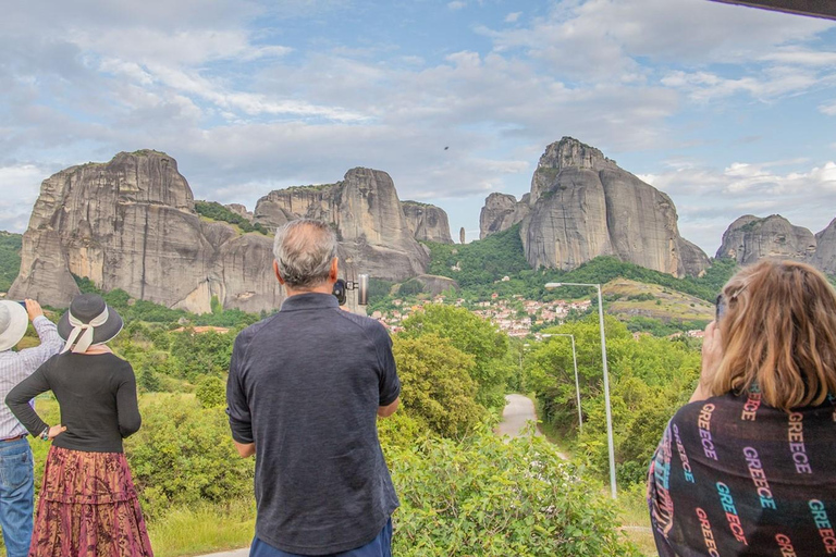 Atenas: Excursión de un día a los Monasterios y Cuevas de Meteora y opción de almuerzoVisita compartida en inglés con traslado en autobús y almuerzo