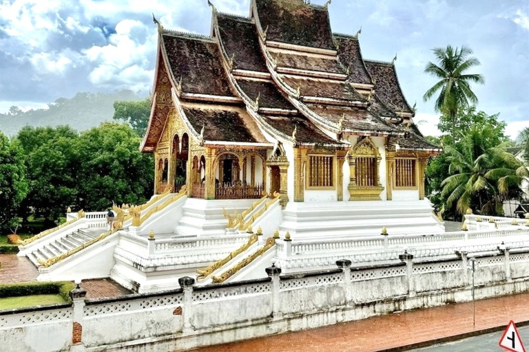 Classic tour in Luang Prabang (Private)English Guide 6-9 pax