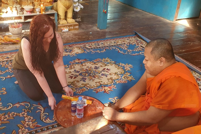 Siem Reap : bénédiction de l'eau par les bouddhistes cambodgiens et marché localSiem Reap : bénédiction de l'eau par les bouddhistes cambodgiens et visite du marché