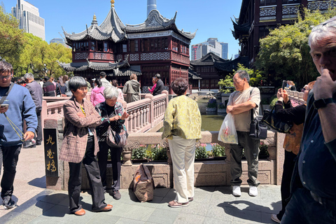 Shanghai: Yuyuan Old Street Food Walking Tour (2–2.5 Hours)