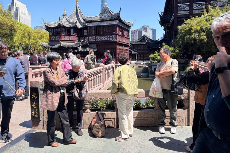 Shanghai: Yuyuan Old Street Food Walking Tour (2–2.5 Hours)