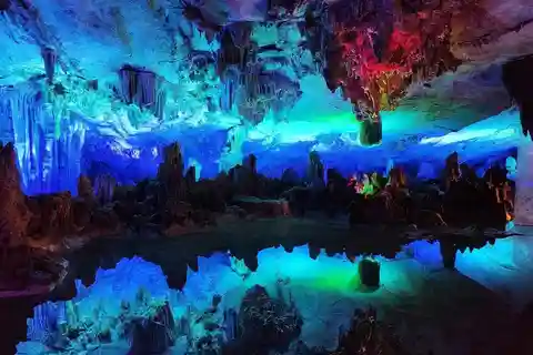 Guilin: Cueva de 1 día, Colina de Xianggong, Barco de Bambú y Espectáculo