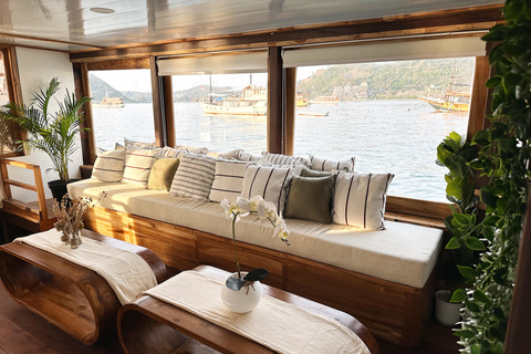 Labuan Bajo: 3-Day Komodo Sailing Tour Studio Cabin + Private Bathroom