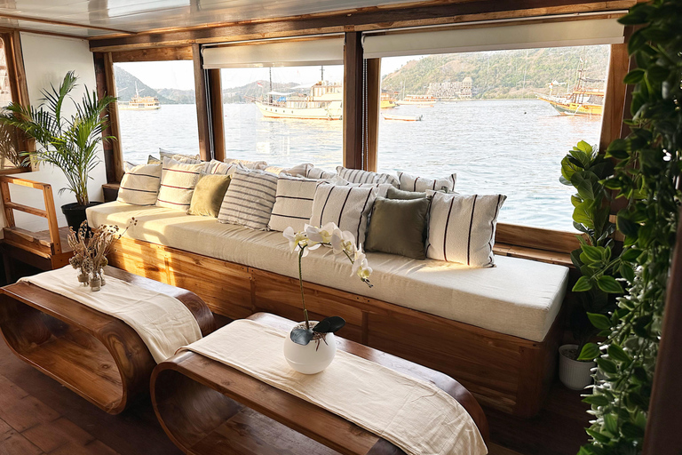 Labuan Bajo: 3-Day Komodo Sailing Tour Studio Cabin + Private Bathroom
