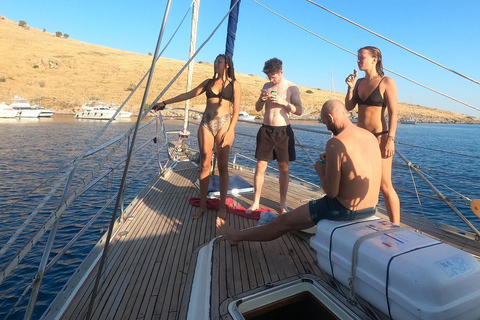 Athens: Full-Day Private Sailing Trip with Meal & Drinks Daily sailing cruise from Athens with food and drinks