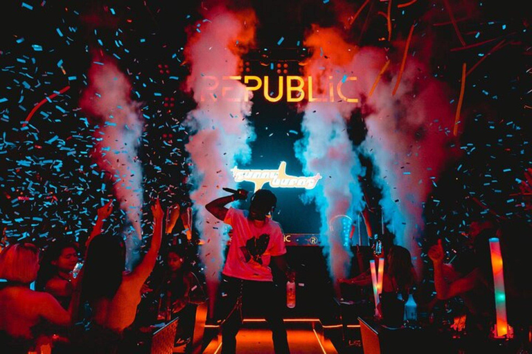 Pattaya: Rooftops & Clubs Nightlife Tour with New Friends