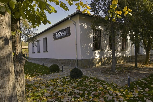 Veliko Tarnovo: Off-Road Jeep Tour & 7-Wine Tasting