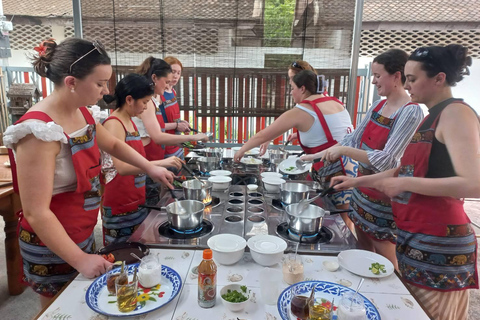 Chiang Mai : Corso di cucina tailandese per piccoli gruppi con tour del mercatoUnisciti a un piccolo gruppo in inglese