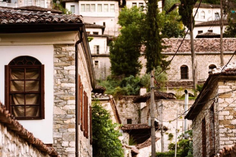 Desde Tirana: Visita de un día a la ciudad de Berat, UNESCO, y al lago BelshiCiudad de Berat UNESCO y Lago Belshi: Excursión de un día desde Tirana