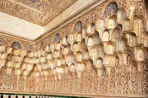 Granada:Alhambra and Nasrid Palaces Guided Tour with Tickets Group Tour in Russian