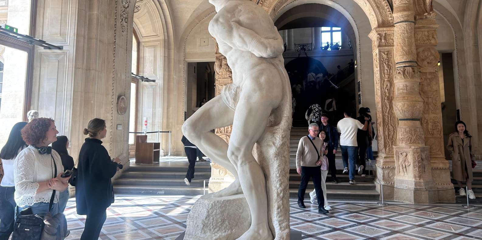 Paris: Louvre Masterpieces & Le Marais Walking Tour
