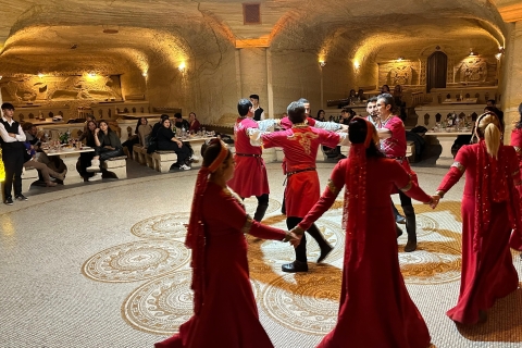 Espectáculo nocturno tradicional turco y cenaOrtahisar: Espectáculo nocturno tradicional y cena en una cueva
