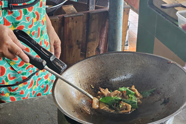 Ayutthaya: Woks and Wats Food Tour with 14+ Tastings