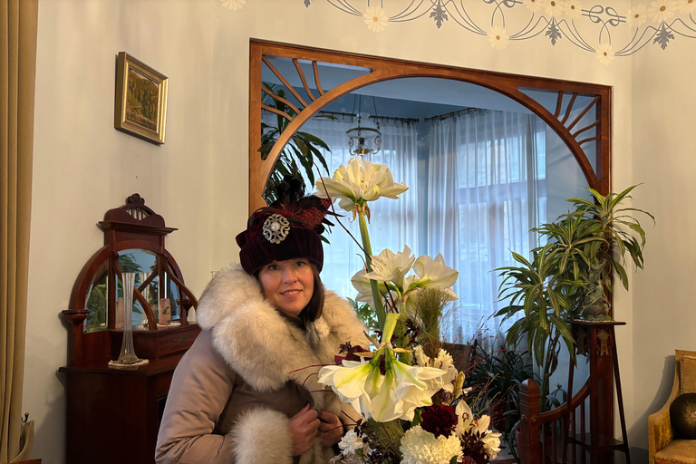 Riga: Art Nouveau Tour with Hat Wearing