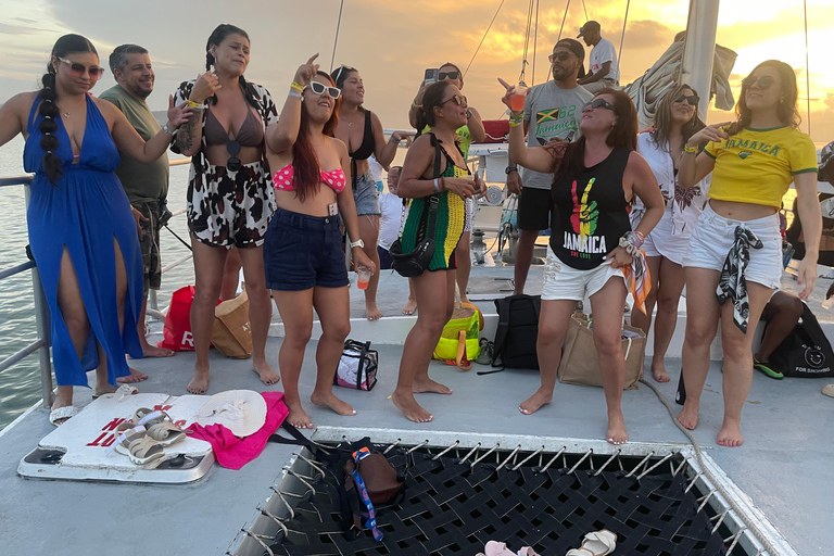 Montego Bay: Sunset Catamaran Cruise & Bioluminescent Lagoon