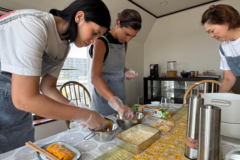 Tokyo Haneda: Hands-On Wappa Bento & Japanese Culture Homemade : Temari Sushi in a Traditional Wappa Bento Box