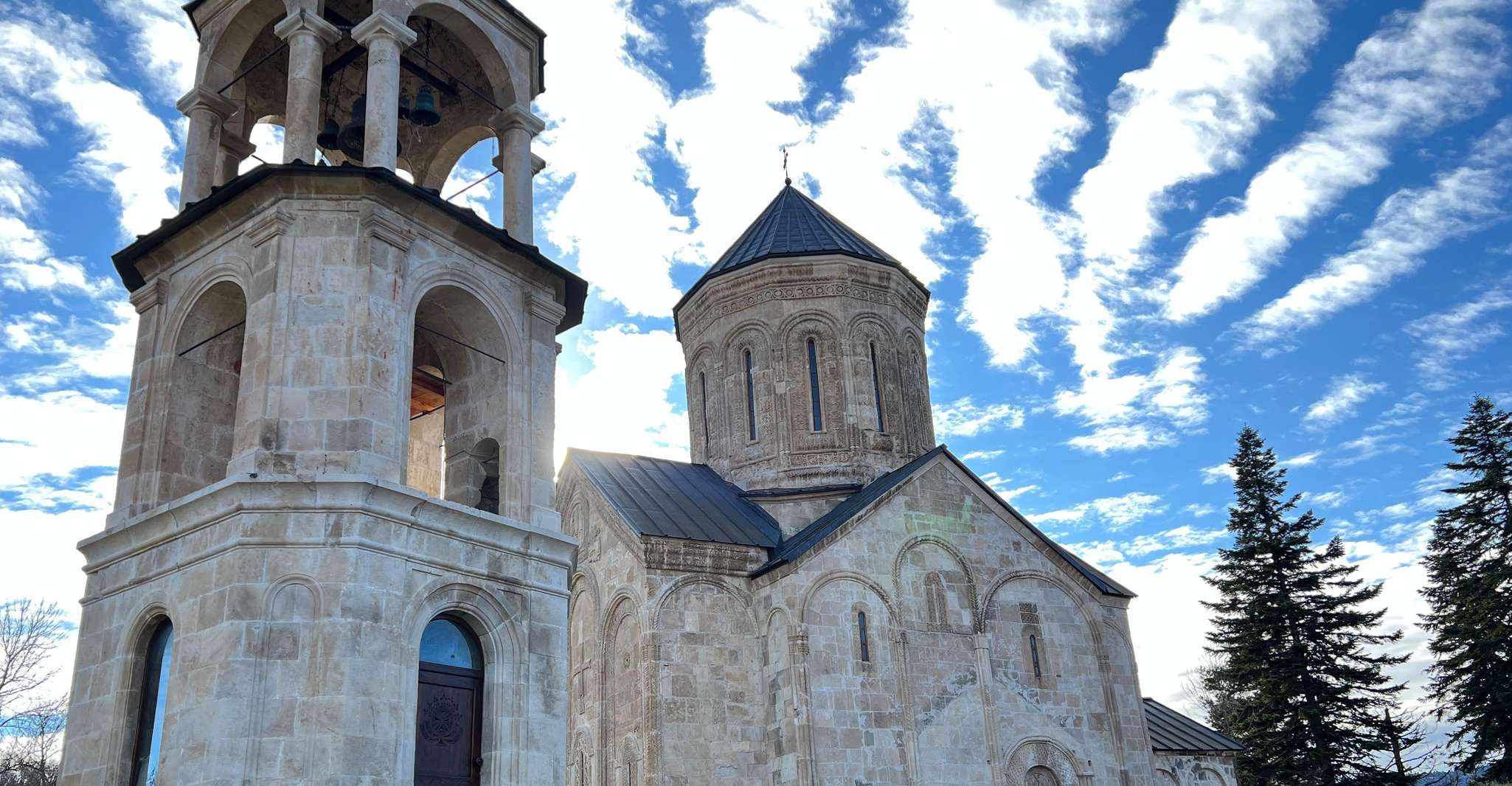 Kutaisi, Nine Cross Mount, Shaori Lake & Nikortsminda church - Housity