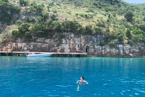 Au départ de Durres : excursion en bateau vers la péninsule de Karaburun et l'île de SazanExcursion en bateau rapide vers l'île de Sazan et Karaburun depuis Vlora