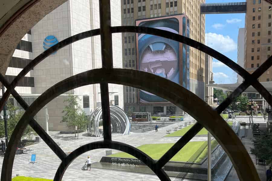 Rundgang, historische Innenstadt von Dallas bei Nacht; Geschichten und Legenden. Foto: GetYourGuide