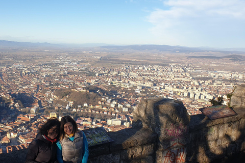 Excursão de caminhada pela montanha de Brasov com DaisyPasseio de caminhada nas montanhas de Brasov com a Daisy