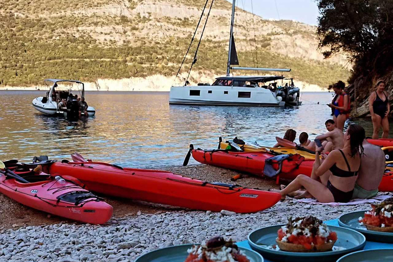 Lefkada: Tour della Grotta Azzurra in kayak con un assaggio della Grecia