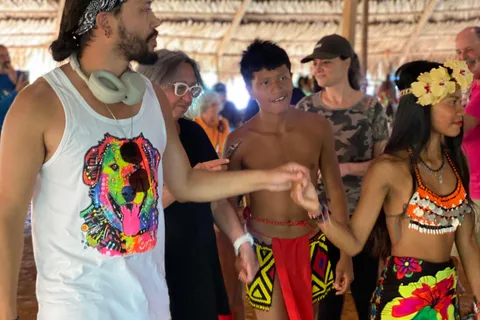 Vilarejo de Embera no Rio Chagres e caminhada até o canal