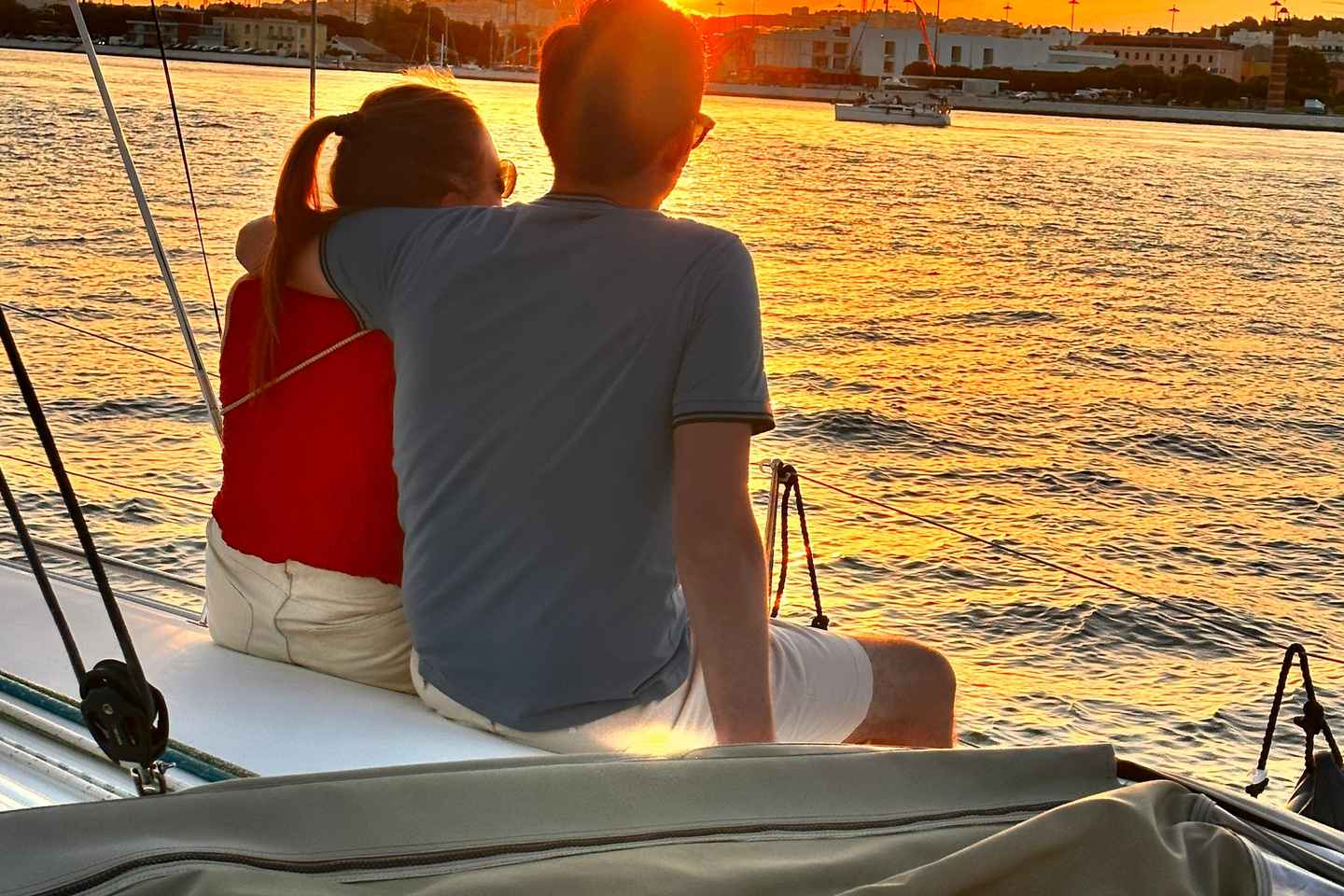 Lissabon: Romantische Sonnenuntergangs-Segeltour auf dem Tejo mit Wein und Tapas