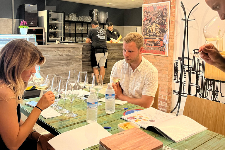 Flavors Route: Tasting of 5 Wines with Pairing in Alicante