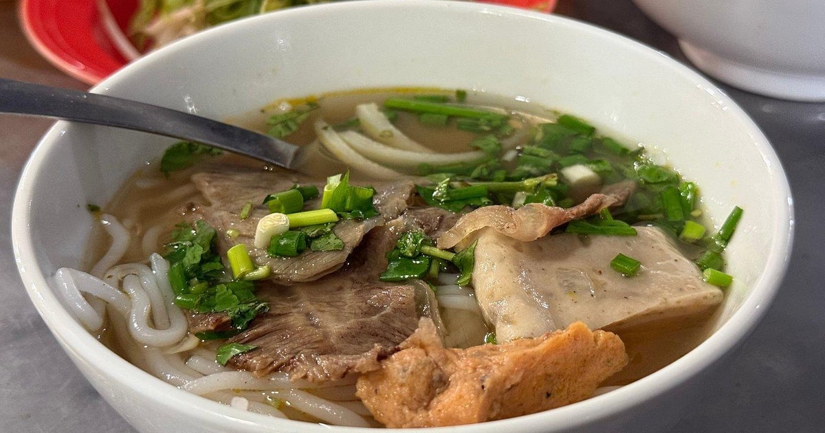 Ho Chi Minh: Original Walking Street Food Tour with Foodies