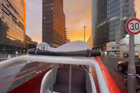 Berlin: Private Sightseeing Tour in an E-Rickshaw