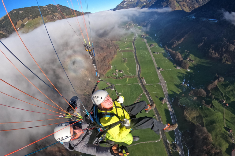 Tandem Paragliding Flight in LUCERNE / Professional – Safe – Executive Lucerne: Paragliding over Lake Lucerne in the Swiss Alps