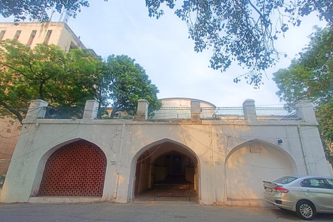 Delhi: Northern Ridge Walk with Tibetan Colony Tour