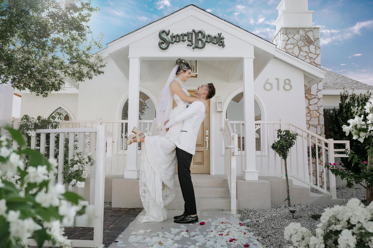 Vegas – Hochzeit oder Erneuerung des Eheversprechens in der Storybook Wedding ChapelVegas - Hochzeit oder Erneuerung des Eheversprechens in der Storybook Wedding Chapel